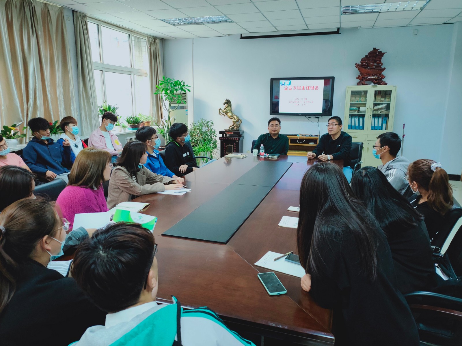 动物科技学院积极利用校友资源做好学生思想政治工作